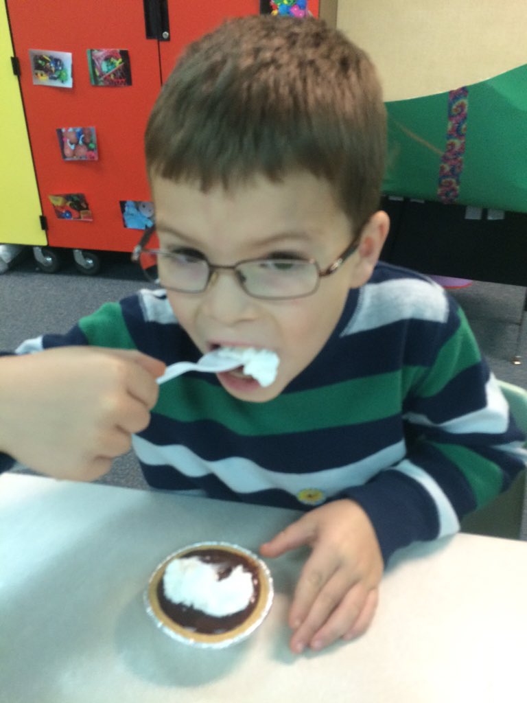 MissTomasek's tweet photo. We made pumpkin and chocolate pie! #yummy #cookingwithkids https://t.co/4vWJIn4IUy