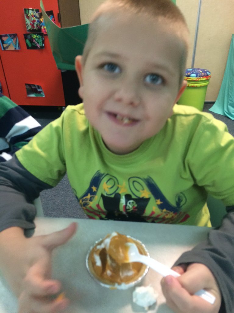 MissTomasek's tweet photo. We made pumpkin and chocolate pie! #yummy #cookingwithkids https://t.co/4vWJIn4IUy