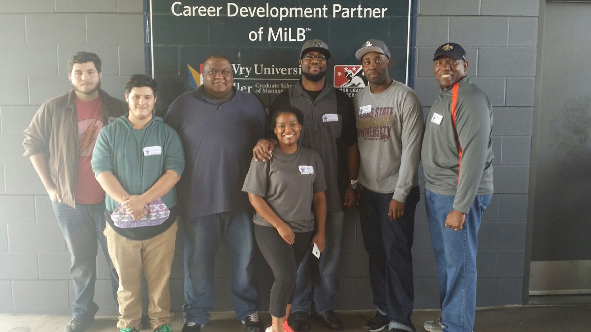 ACCMenOfColor's tweet image. Great time helping #coats4kids