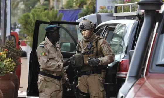 مسلحون يهاجمون فندقا دوليا وسط باماكو عاصمة مالي CURnX3ZWIAAbA3N