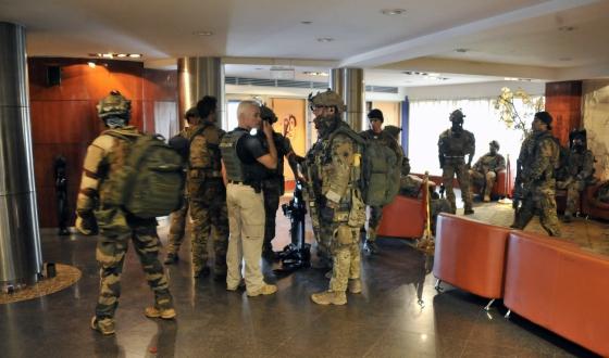 مسلحون يهاجمون فندقا دوليا وسط باماكو عاصمة مالي CURnXpWW4AAuH7T