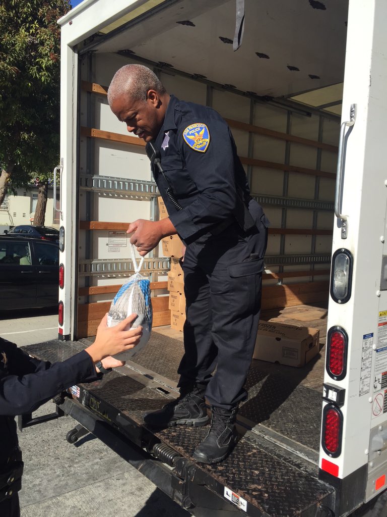 1YCEU's tweet photo. @SFPDCares #APRI turkeys for families in need. @SFPD @SFPDBayview https://t.co/JS4oVl84DM
