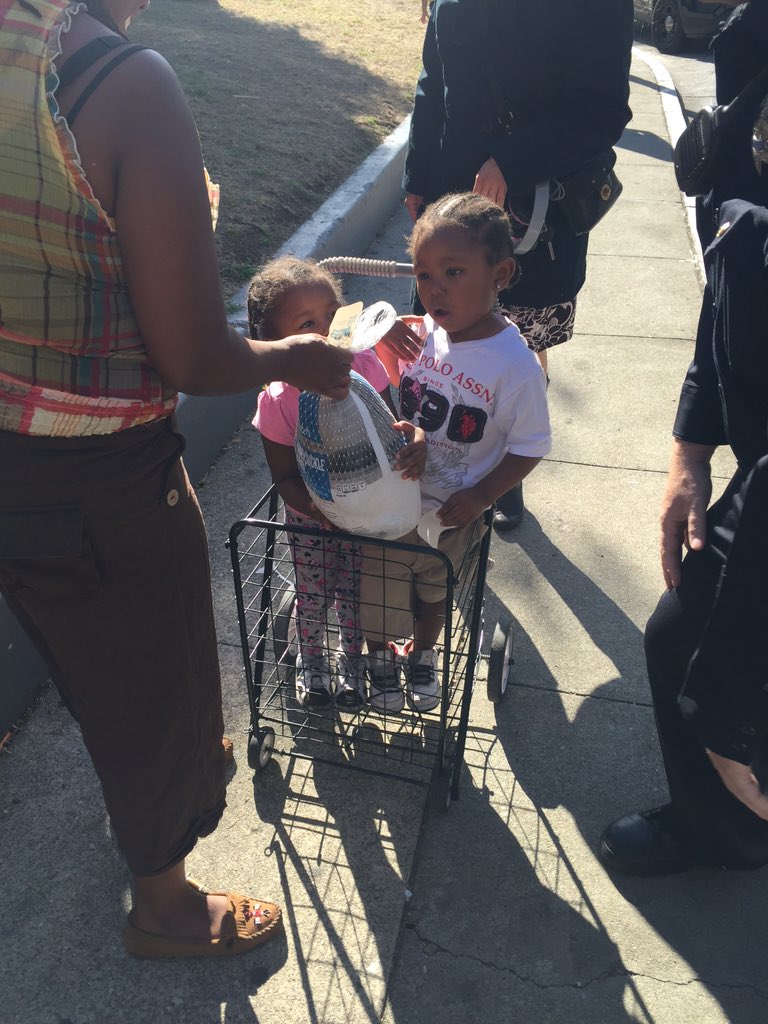1YCEU's tweet photo. @SFPDCares #APRI turkeys for families in need. @SFPD @SFPDBayview https://t.co/JS4oVl84DM