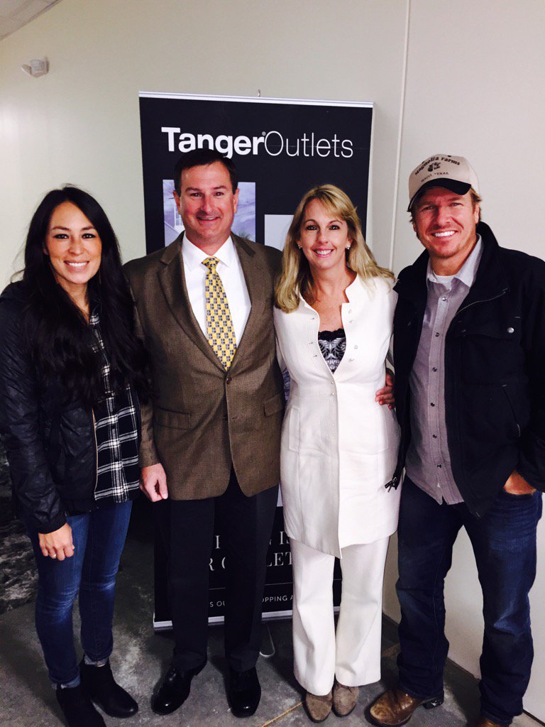 leighmboyer's tweet photo. Love #fixerupper #TangerOutlet  #magnoliamom. Wonderful couple!!! https://t.co/hR1DSylMQt