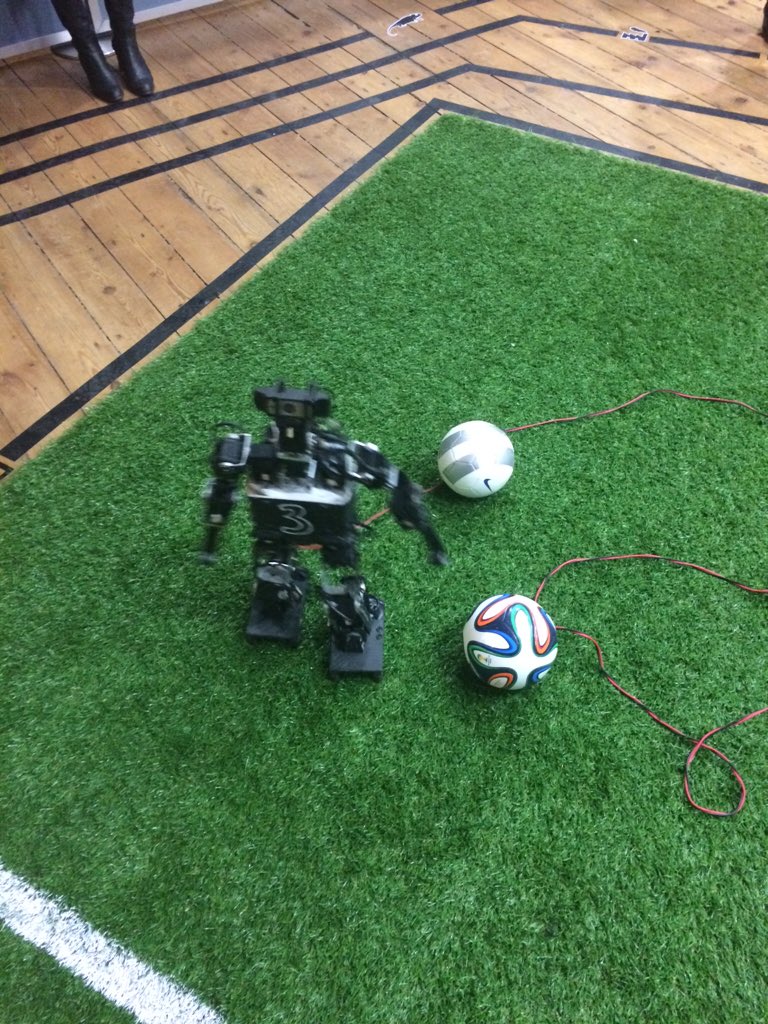 univbordeaux's tweet photo. Les geeks s'en donnent à cœur joie ce soir @univbordeaux #innovation #ubfriendly15 @PViainno @RhobanRobots https://t.co/ZpgIz1ofGp