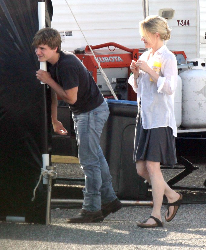 damnkatniss's tweet image. The first set picture from The Hunger Games series we've ever got