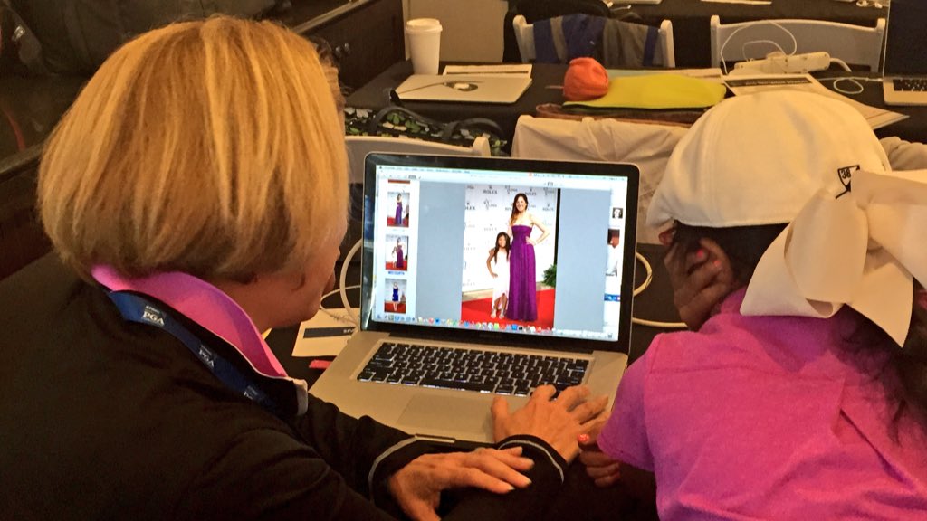 LPGAGirlsGolf's tweet photo. Let's post this one! π Learning from the pros with @LPGA social media maven @TinaBarnesBudd #BeansWeek @CMEGroupLPGA https://t.co/6GUAZwI1jC