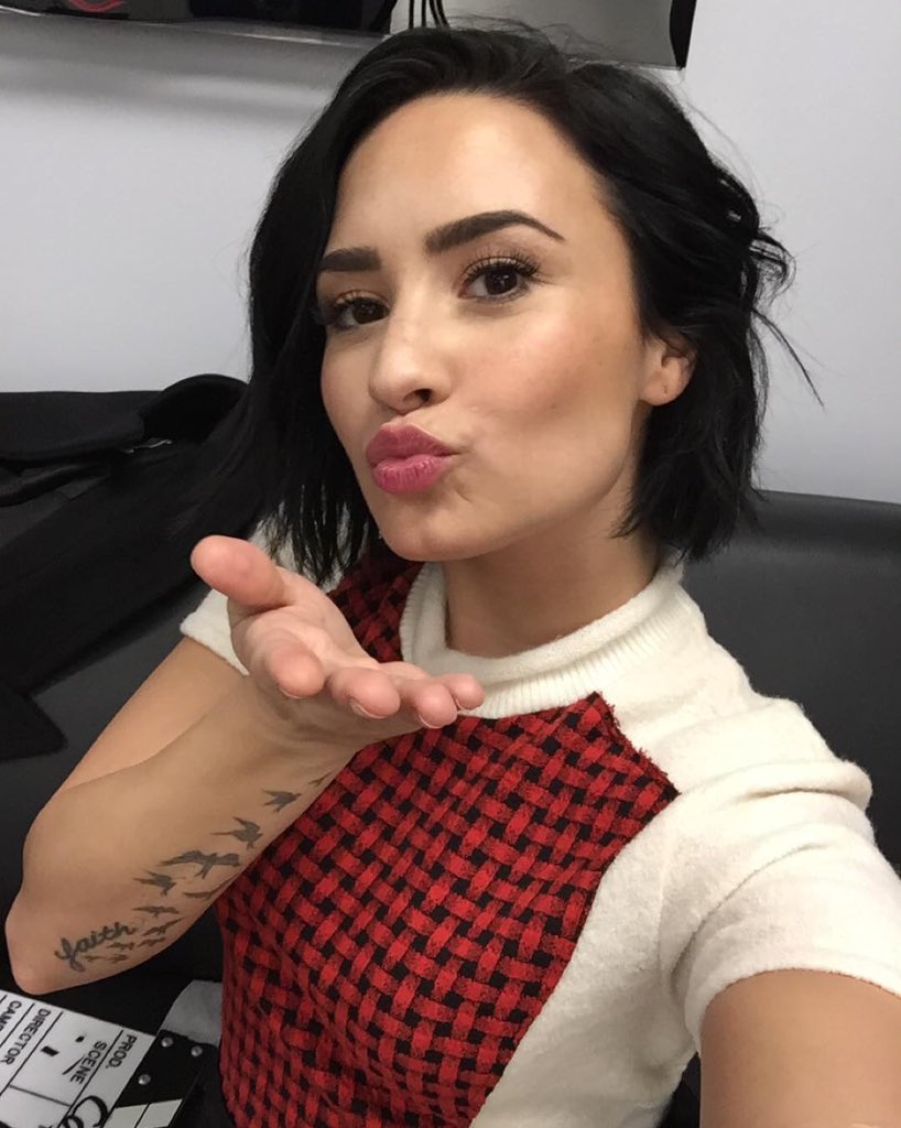 demetriaonlyx's tweet photo. Sorry for not posting on here too much, but I'll try to post more often. 😘I love you all❤ https://t.co/s889C2pGL0