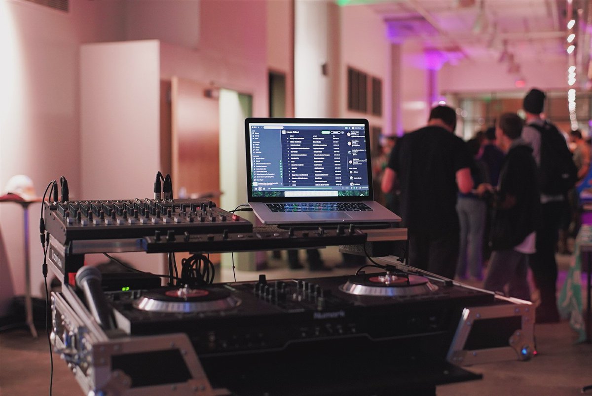 swcedarvalley's tweet photo. The DJ setup at #SWCV15 is killer. I'll get you a drink, I promise. (oh wait, drinks are free) https://t.co/Toe0BA11Jg