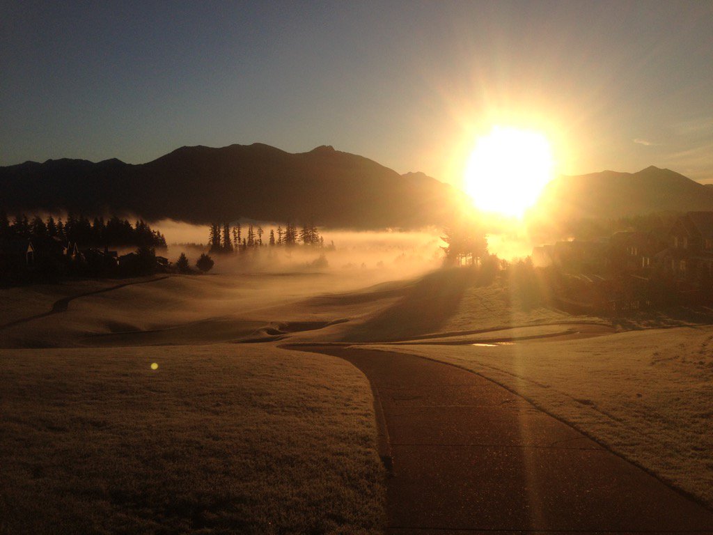 RyanWGor's tweet photo. Frosty sunrise at #TPCSR this AM. #unrivaledview #lucky #PNW #beauty https://t.co/TYwGcHm4Lk