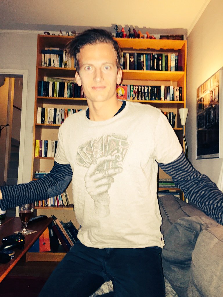 KlorJon's tweet photo. Vad hände med långärmad t-shirt under vanlig t-shirt? https://t.co/2POLnS7e4o