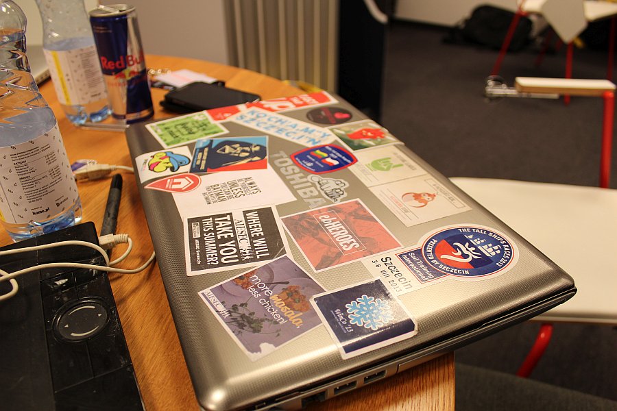 home_pl's tweet photo. Czy taka liczba naklejek przynosi szczęście? Przekonamy się w trakcie #UI2015 :) #SzczecinIT #hackathon https://t.co/kBw02qLRF7