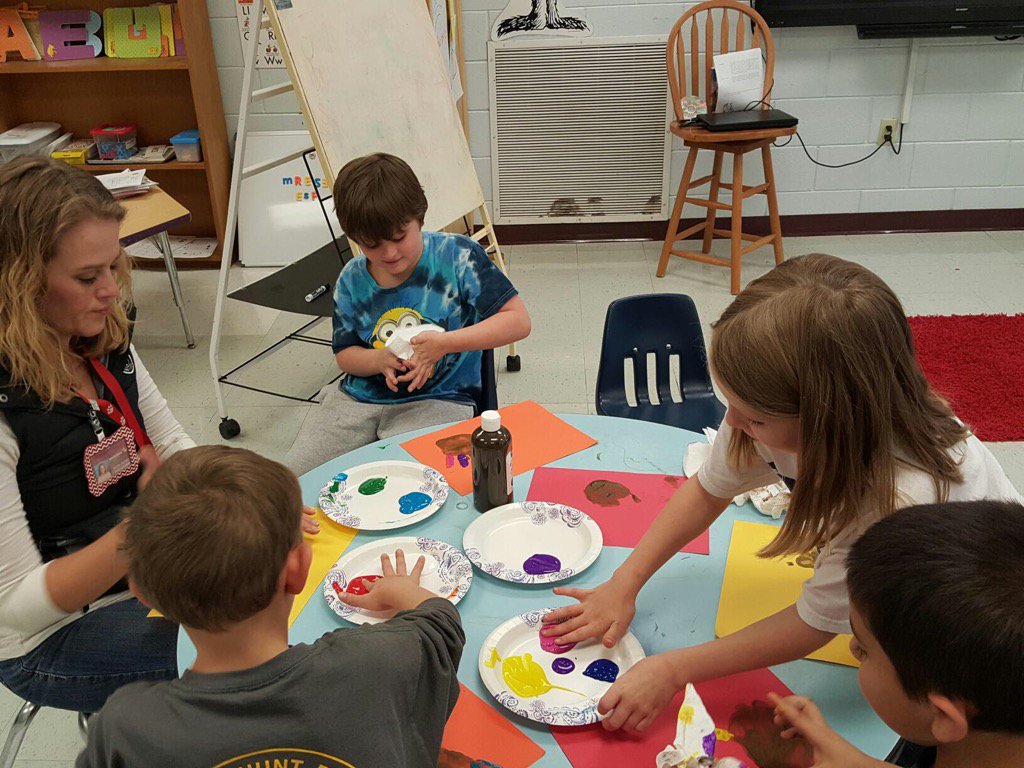 BeebeBBK_6AE's tweet photo. Fun Friday Arts and Crafts.  Practicing cooperation, sharing, consideration, and following directions @BeebeBBK_6AE https://t.co/iruoMRIgJu