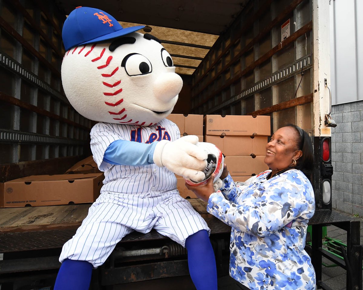 Mets's tweet image. Yesterday @MrMet helped distribute turkeys to families in need for the holiday season. Pics: atmlb.com/1MXU9QN