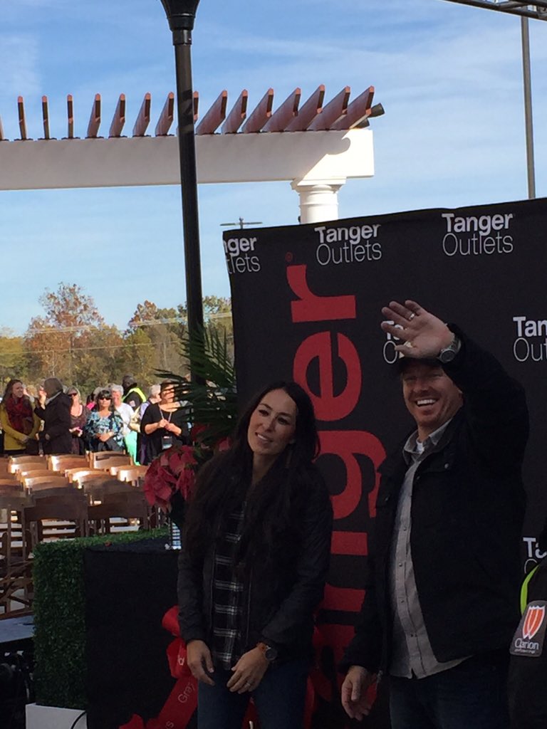 RoniCme's tweet image. Got to see Chip &amp;amp; Joanna from #HGTV @TangerOutlets Grand Opening #Winning #GoTanger