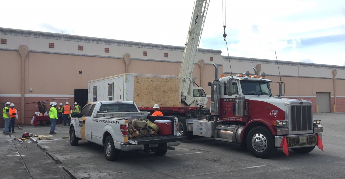 TheWeitzCompany's tweet photo. @TheWeitzCompany @SRHSHawks Weitz Construction Academy @Habitat_org building move. #WeitzFL https://t.co/uN6huJZZNC