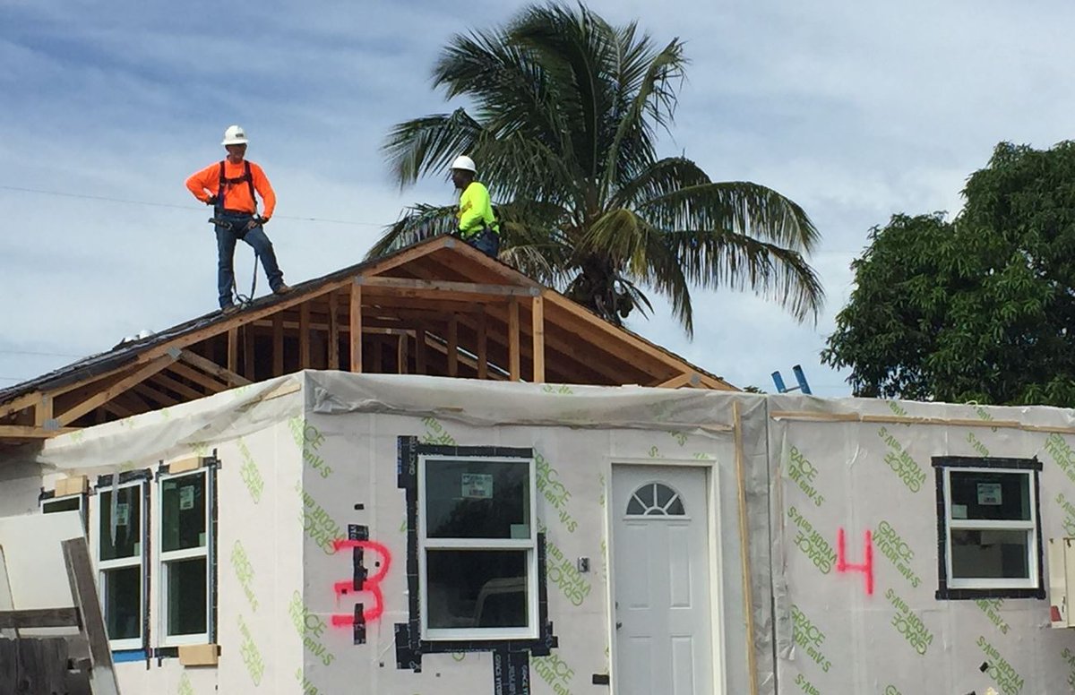 TheWeitzCompany's tweet photo. @TheWeitzCompany @SRHSHawks Weitz Construction Academy @Habitat_org building move. #WeitzFL https://t.co/uN6huJZZNC