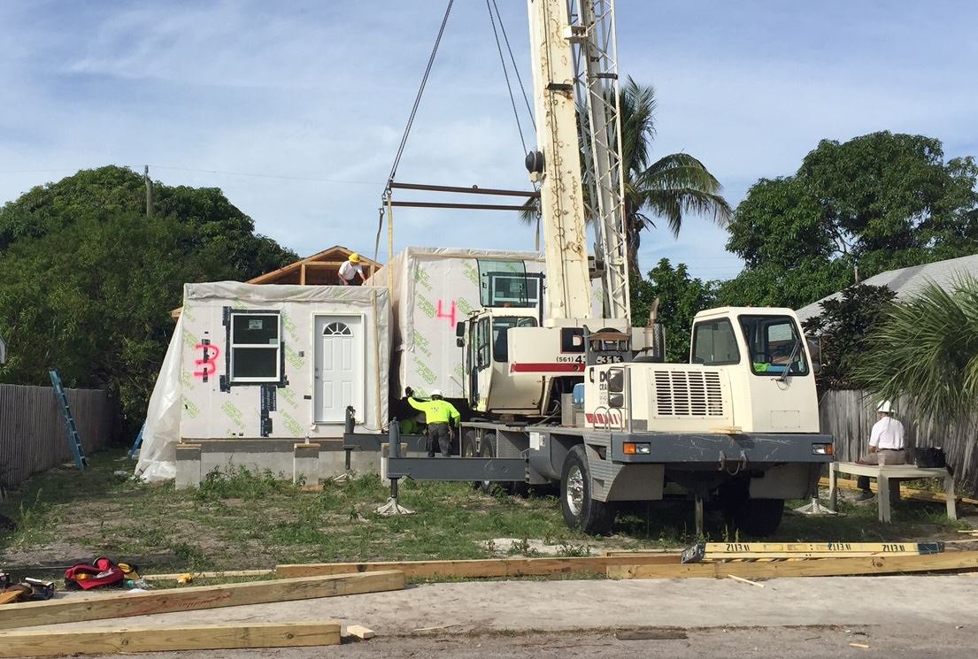 TheWeitzCompany's tweet photo. @TheWeitzCompany @SRHSHawks Weitz Construction Academy @Habitat_org building move. #WeitzFL https://t.co/uN6huJZZNC