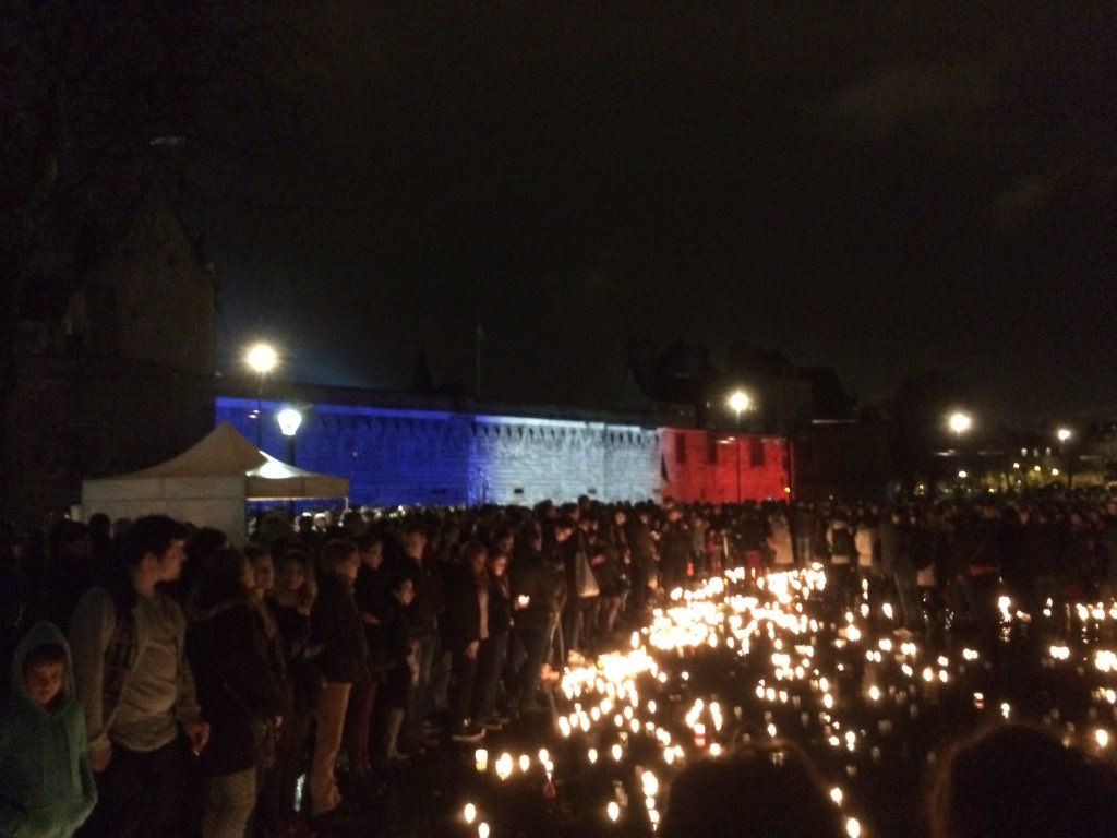 merilv1100's tweet photo. #PeaceinParis #Nantes est avec vous. https://t.co/Xk6MSM1BYP