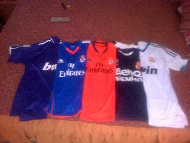 larm_27's tweet photo. No se cual ponerme Hala Madrid y nada mas https://t.co/rqWIAaRNWl