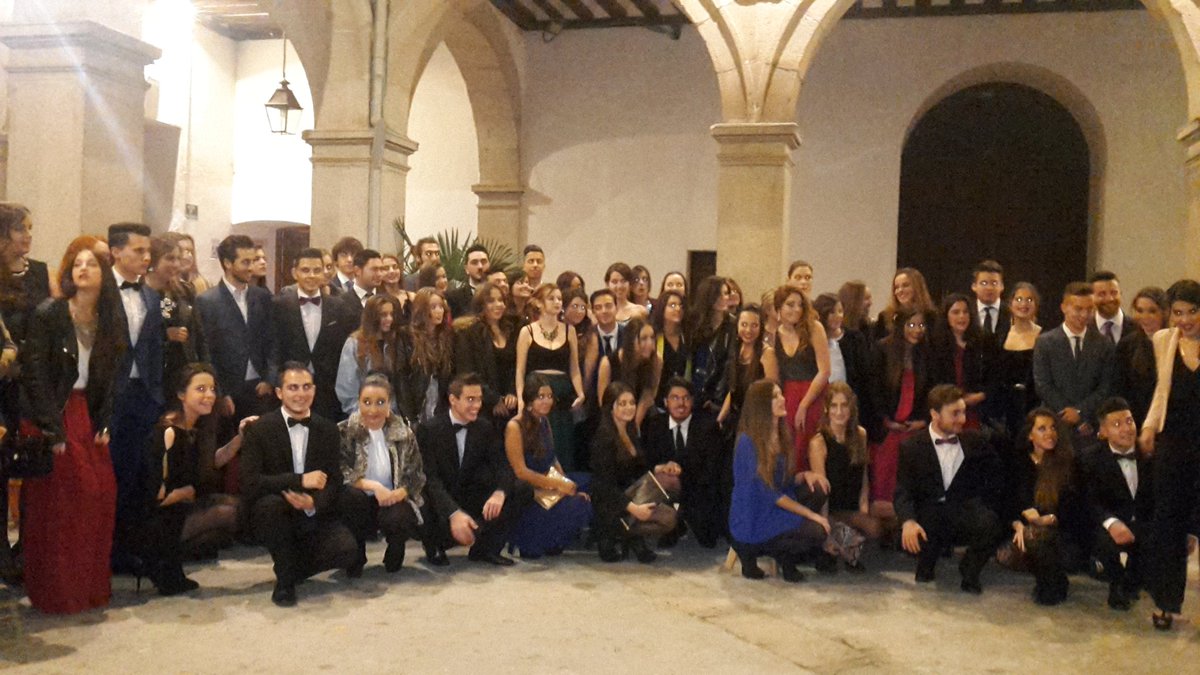 alfiljuvenil's tweet photo. Todos listos y guapísimos para el broche de este curso #protocolo2015 https://t.co/QRsYUu7qj7