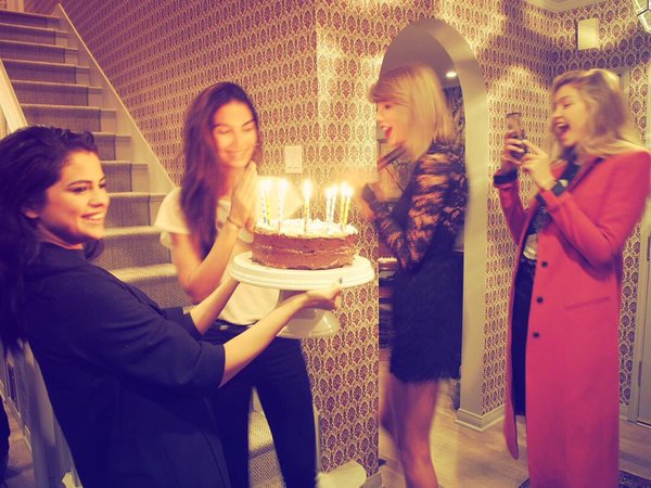 Selena celebrated Lily Aldridge\s birthday last night! She looked so happy and so cute to be at her birthday party. 