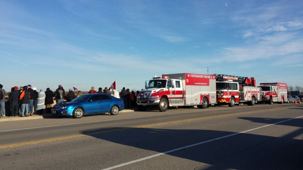 MeaganJudd1's tweet photo. Waiting to pay respects to fallen veteran #JohnGallagher #HighwayOfHeroes https://t.co/ZmiXF1y3s9