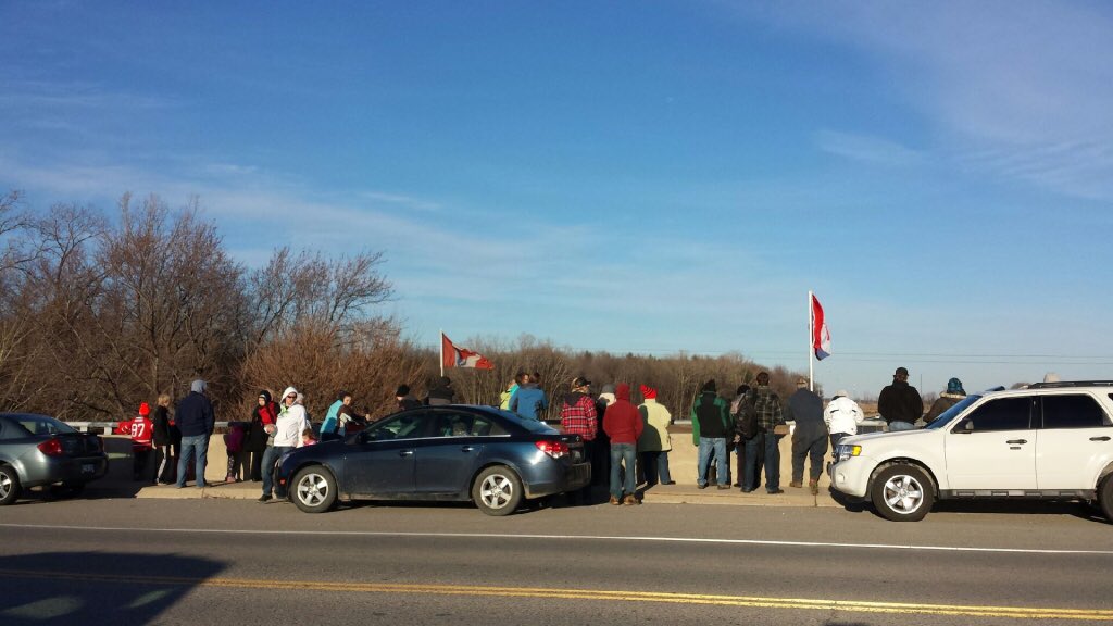 MeaganJudd1's tweet photo. Waiting to pay respects to fallen veteran #JohnGallagher #HighwayOfHeroes https://t.co/ZmiXF1y3s9