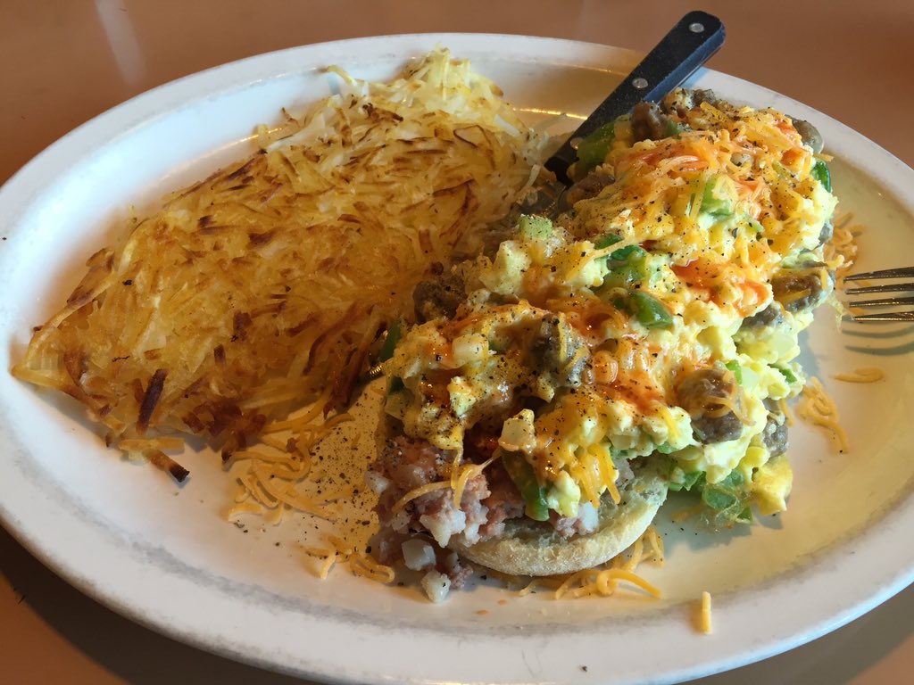 etgigantor's tweet image. Good morning Friday👍 corned beef hash and sausage omelette at Shay&apos;s on aurora.