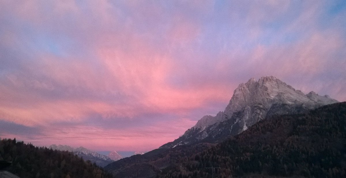 GiadaDaCol's tweet photo. Belle le mattine di novembre È il #cielorosa che ha un suo perché! #buongiornosole https://t.co/I6uN7oGOVP