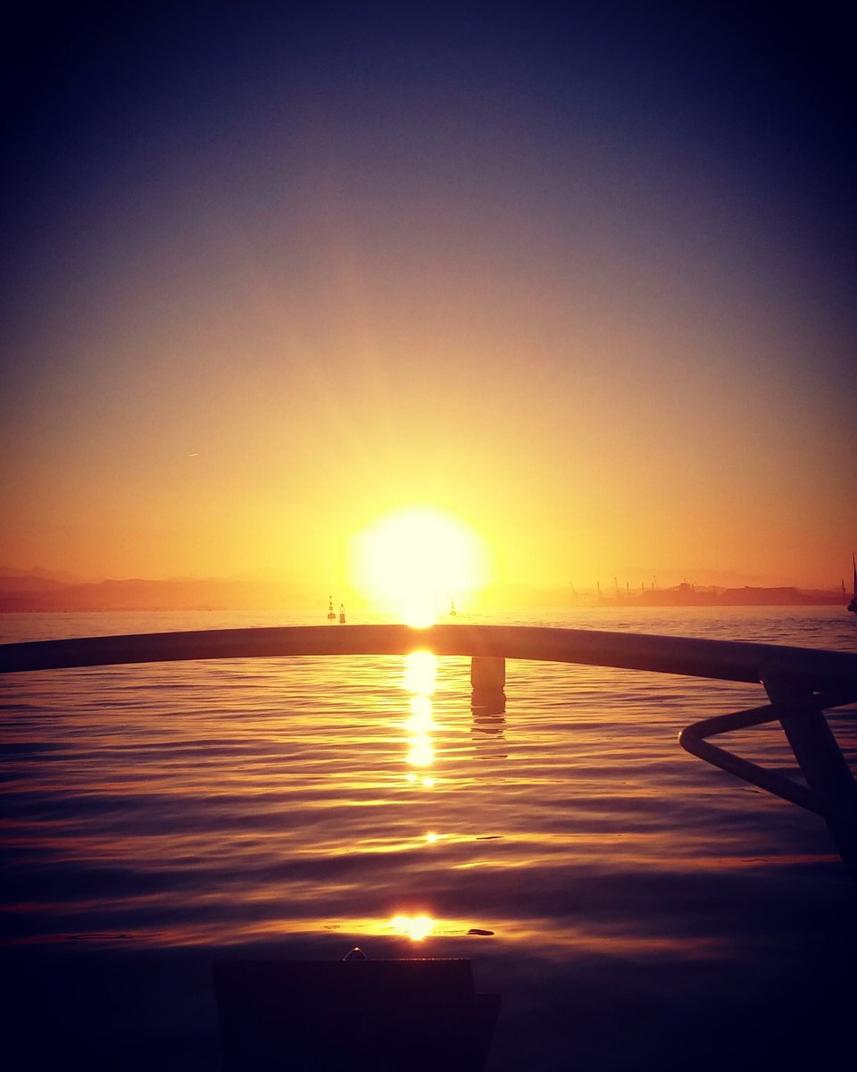 O_Bustindui's tweet photo. #santander en #barco #puestadesol #travel #travelaroundtheworld #perfectmoment #perfect #photooftheday #backhome https://t.co/viJXmzGqCC