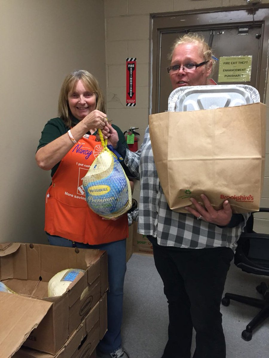 JanLikness's tweet photo. Gainesville 519 giving thanks to our associates https://t.co/cYnhl7HHqZ