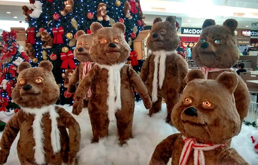diariopopularRS's tweet photo. "Ursos zumbis" da decoração natalina do Shopping Pelotas viram meme na internet. https://t.co/ur7GlvJQZI https://t.co/KNQZHQLadT