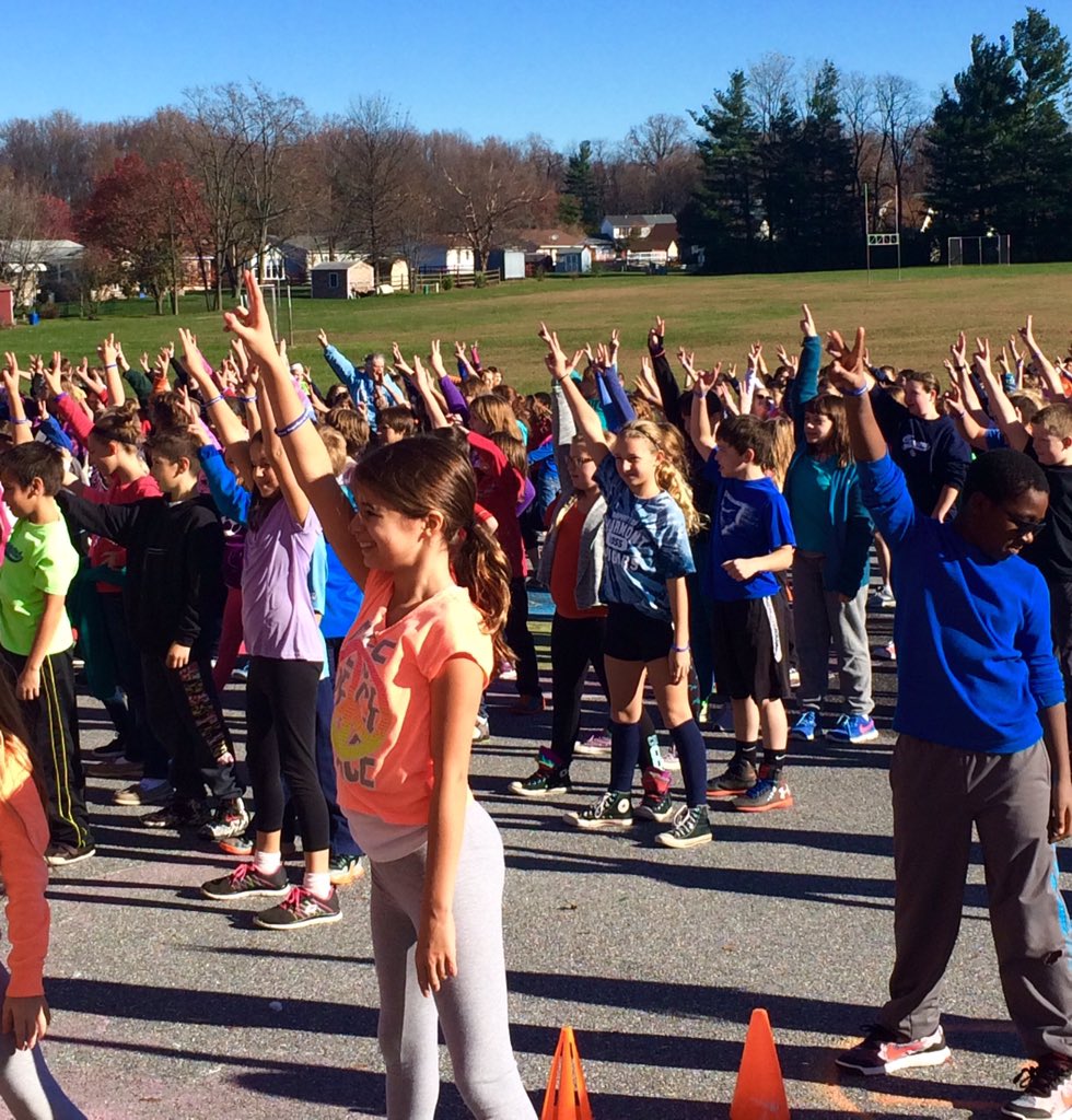 brittani_rogers's tweet photo. Education Week pep rally! We're all working hard to "Hit Our Target" of Proudly Excelling Together! @TESCougars1 https://t.co/nF2w1gDLoa