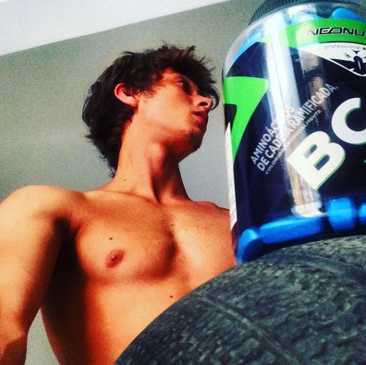 HamacekDaily's tweet photo. "🏀🚀💥 #timeneo #neonutri" Nosso magro maromba atualizou seu instagram hoje cedo com essa foto. 💪🏻 https://t.co/jxrNExXkp1