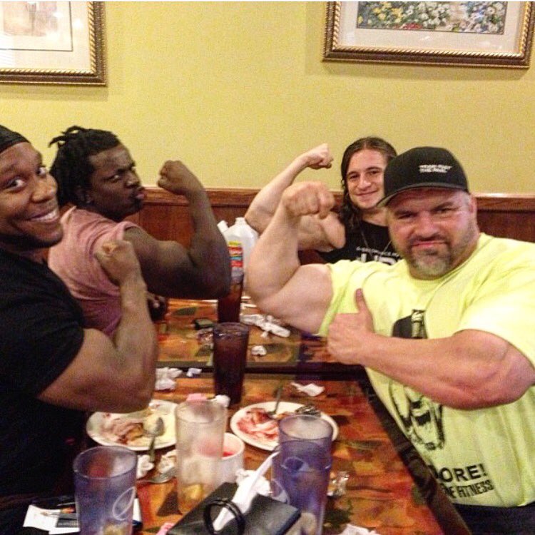 BigJ_ExtFitness's tweet photo. #flashbackflexfriday with @PumpChase and friends! #rollinon20s https://t.co/T9YCqE3UfC