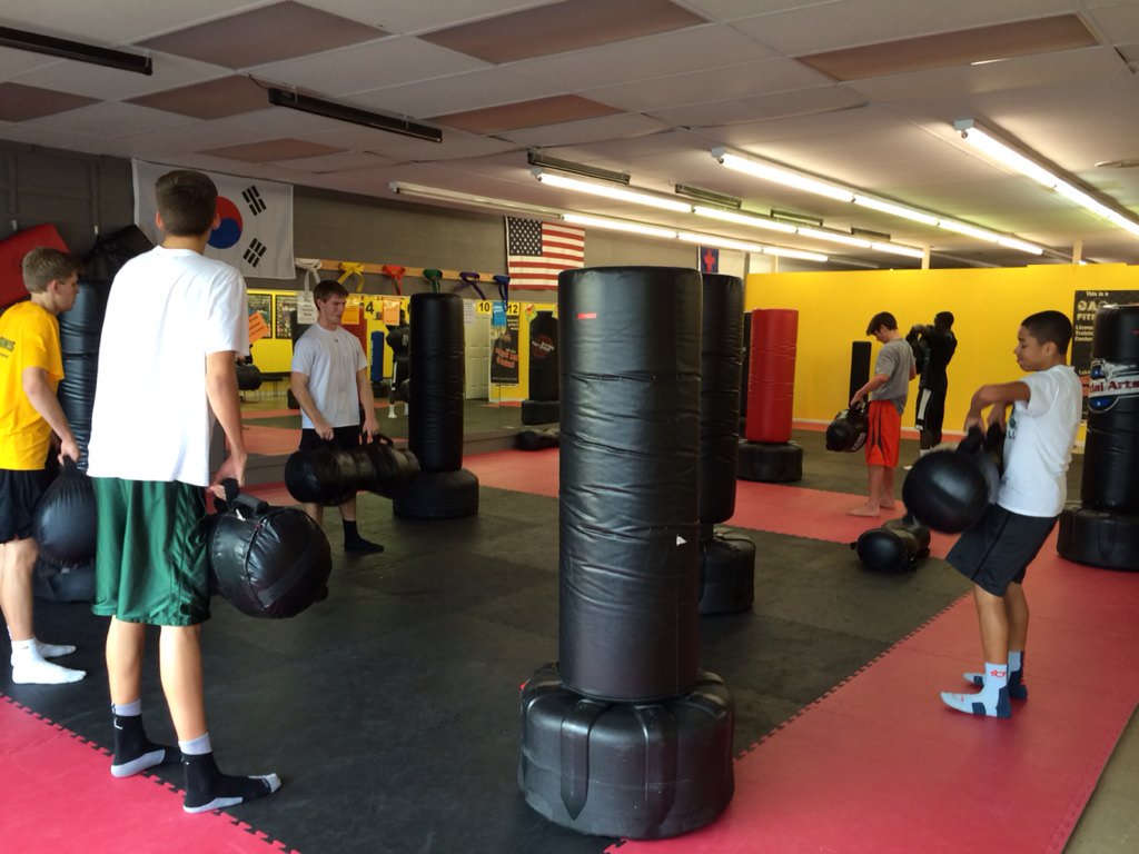CoachCochranLHS's tweet photo. JV @FlyersHoopsNews getting a great kickboxing workout courtesy of @Mrs_CochranLHS. Lots of soaked shirts! https://t.co/h8DoYrvJ3j