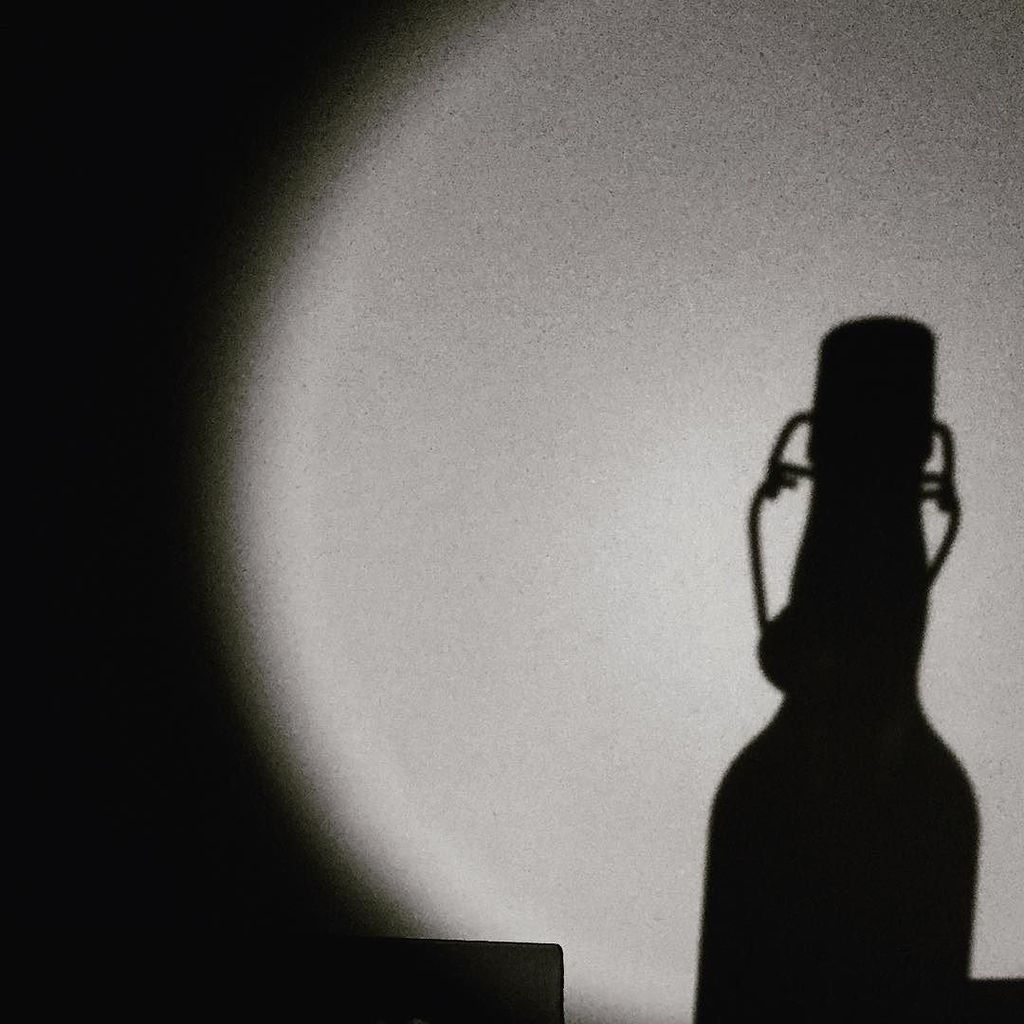 mKay4Tobi's tweet photo. #shadow on the #wall 😂 #beer #plopp #bier 🍻 https://t.co/UwMP7y2WKx https://t.co/1G0mHFUqr0