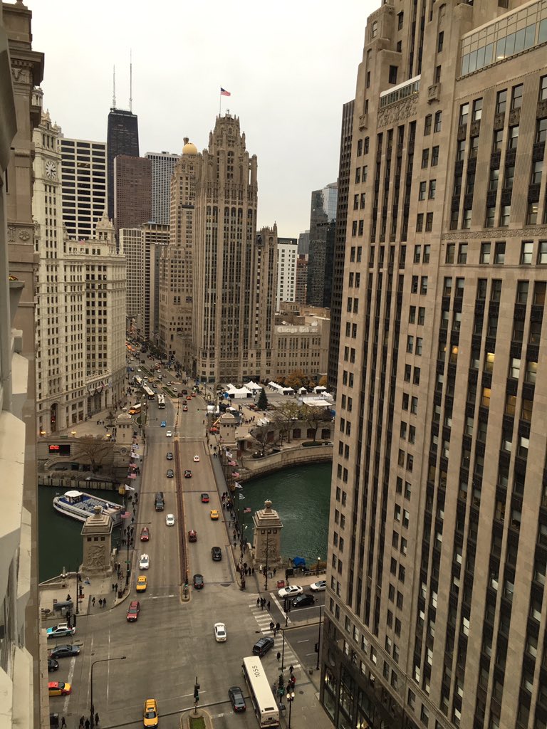 JamieLavig's tweet photo. Okay WOW?! Executive Suite done right. 🔥place, balcony, kitchen and separate bedroom. @CSChicagoHotel #StaycationChi https://t.co/SOgTOFdGby