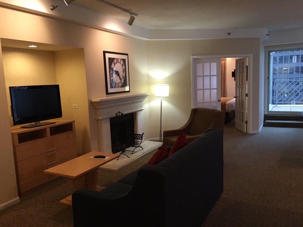 JamieLavig's tweet photo. Okay WOW?! Executive Suite done right. 🔥place, balcony, kitchen and separate bedroom. @CSChicagoHotel #StaycationChi https://t.co/SOgTOFdGby