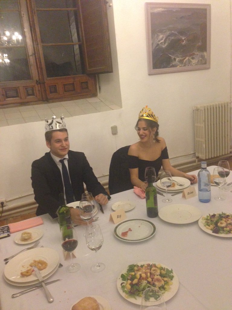 ClaudiaDLMC's tweet photo. Coronacion del rey y la reina 💃💃 #protocolo2015 https://t.co/YEJH1Kfzh9