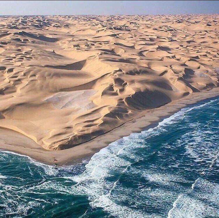 mnaw7's tweet photo. يقال أن هذا هو المكان الوحيد بالعالم الذي يلتقي فيه البحر مع الصحراء .. تسمى صحراء ناميب في ناميبيا. https://t.co/GGQLkYiI2D