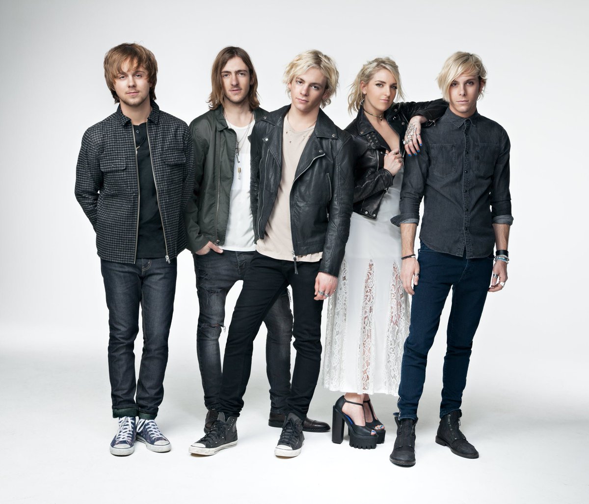PalazzoVegas's tweet photo. Celebrate #NYE2016 the right way w/ @officialR5 @VenetianVegas on 12/29, 12/31 &amp; 1/1. Tix:  https://t.co/Gw6iga1pcu https://t.co/4yR417Xitr