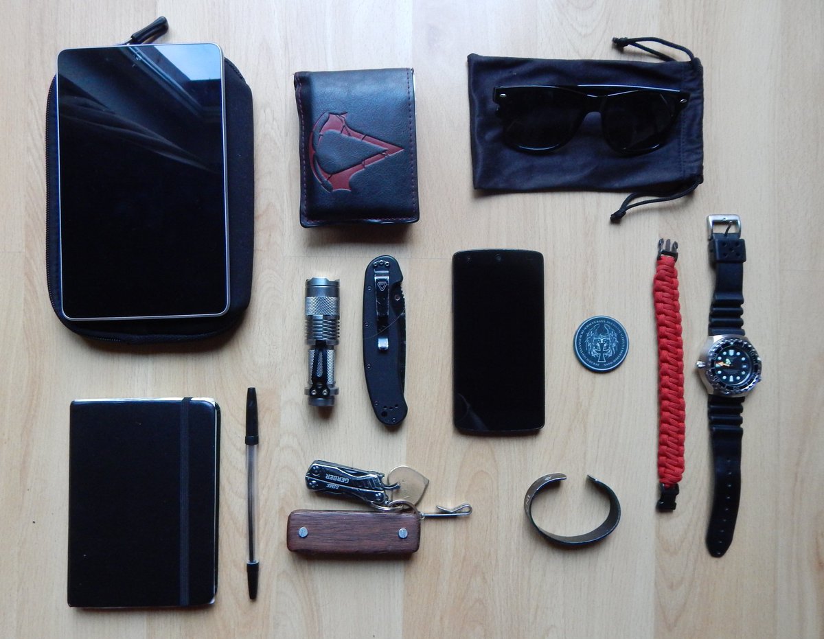 devfgil's tweet photo. My edc for university  @everydaycarry #edc #everydaycarry #assassinscreed #nexus #nexus5 #challengecoin #itstactical https://t.co/CjlZYcfD1s