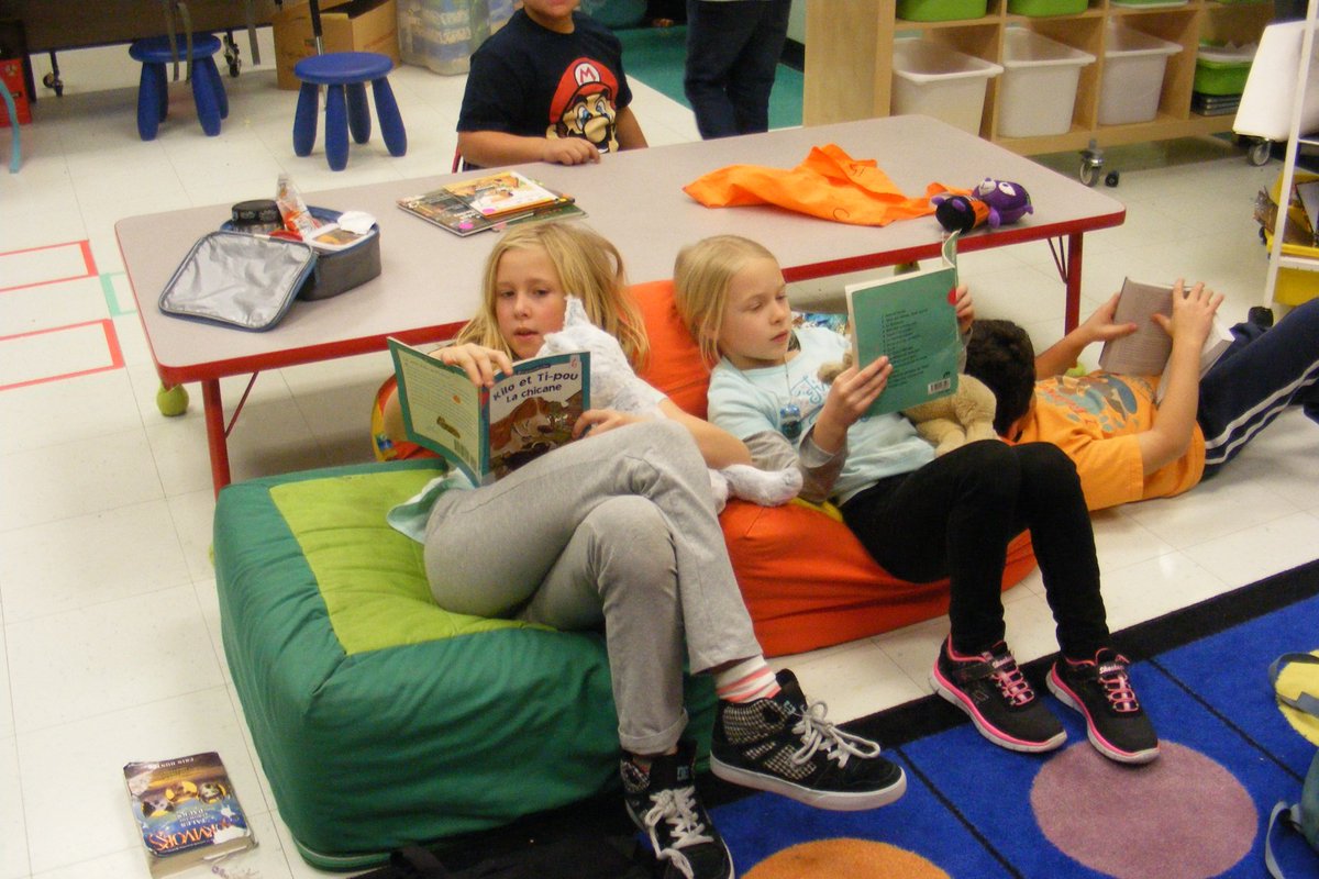 TDJ_FS's tweet photo. Droit d'apprendre. On lit partout dans l'école et on pense à ceux qui ne le peuvent pas.#NDClearn #ihaverights https://t.co/mvEmxYF5PH