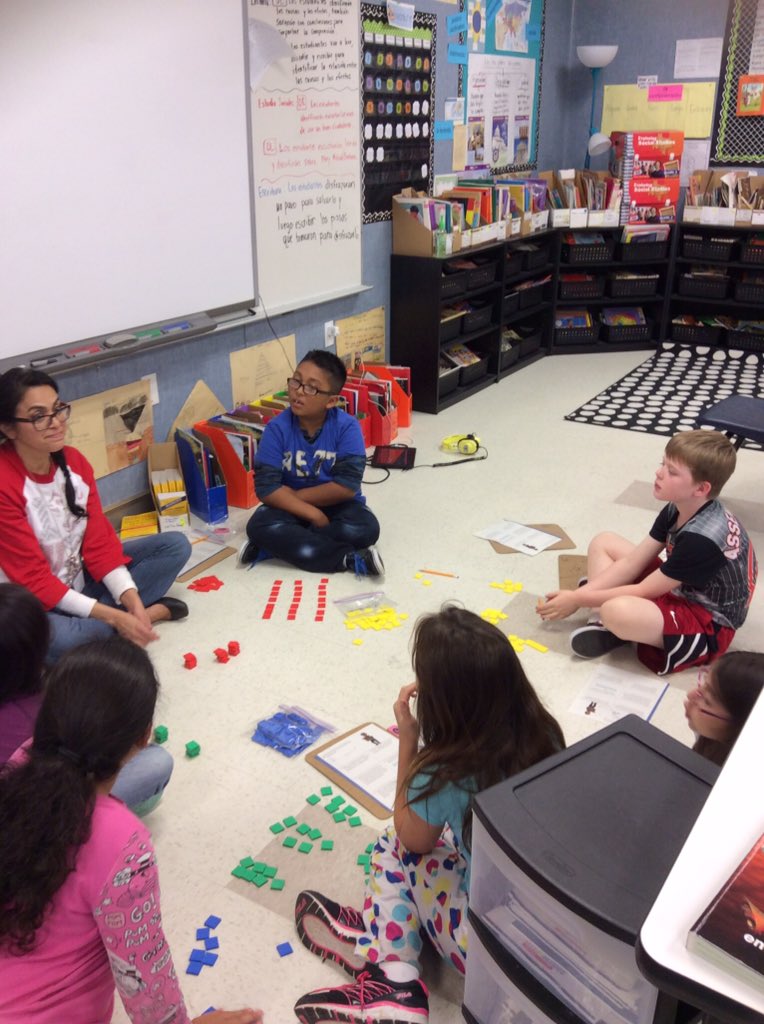 ivonnecadena1's tweet photo. Exploring division with Mrs. Sandoval. #iheartpces #ezstrong #PCESdual https://t.co/LMcxIGZrpe