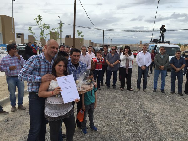ikamartinez's tweet photo. Entregando 24 nuevas viviendas a las familias del Sindicato de la Industria de la Alimentación de #Madryn https://t.co/WQErQN3zM8