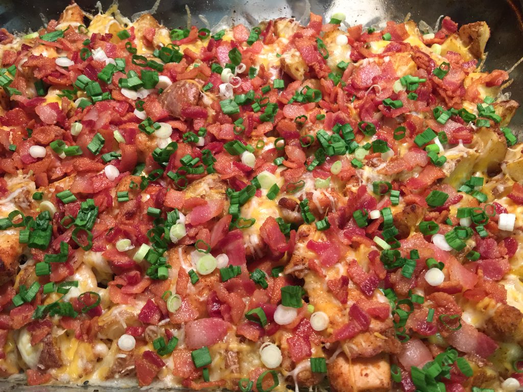 jfred_33's tweet photo. LOADED chicken 'n potatoes: topped w/ fiesta blend mix, bacon &amp; green onions. #TheJOAT is Emeril-adjace!
#CHEATmeal https://t.co/MIP35KmmhI