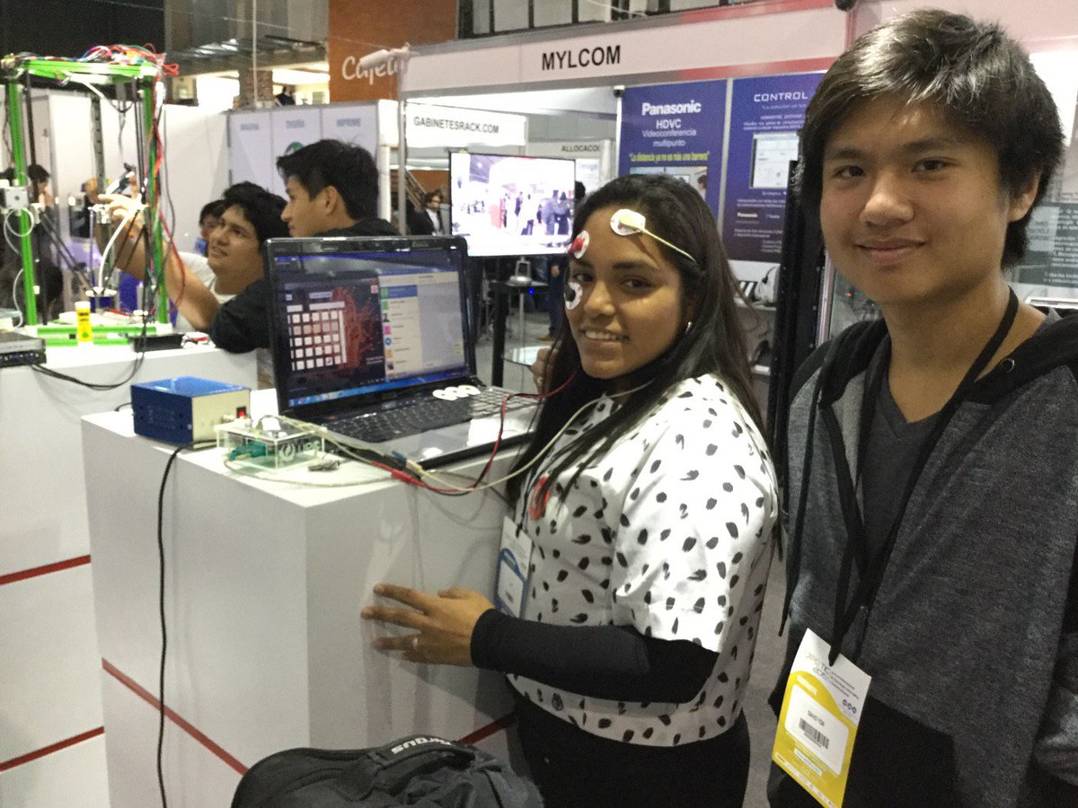 Wolf0x67Event's tweet photo. Intercambiando experiencias #Expotic2015 #ExpoTicUPC https://t.co/Scyi96vbDW