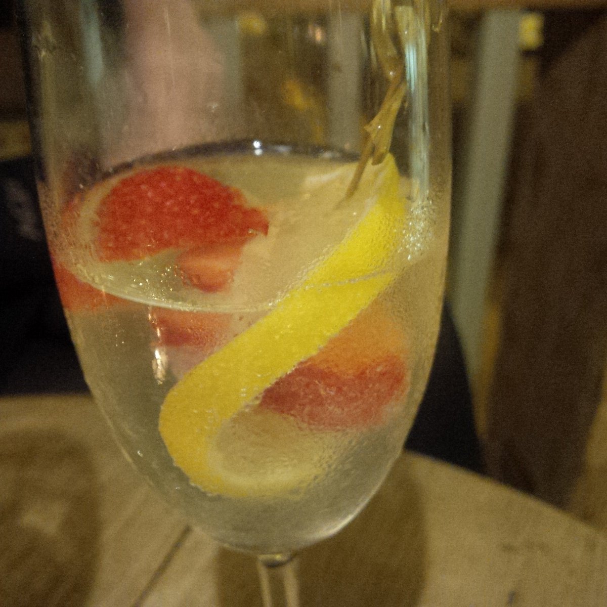 ChilgroveGin's tweet photo. Chilgrove Gin cured gravadlax and another 'George 75' @GeorgeAtBurpham...perfect end to the week! https://t.co/DPH86kVsED